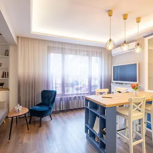 Designer & Cozy 2bd Flat With A Parking In The Center By Flat Mаnager Apartment